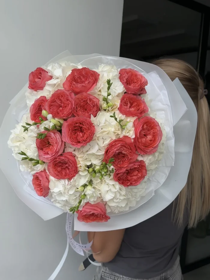 Букет з кораловими трояндами, білою гортензією та фрезією, Вінниця