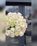 Букет з 25 білих троянд Вайт Охара — відео